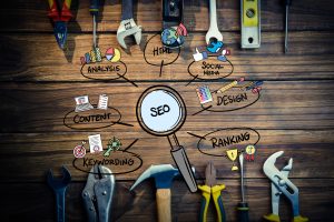 Outils-bricolage-loupe-SEO-descriptif-outils-SEO